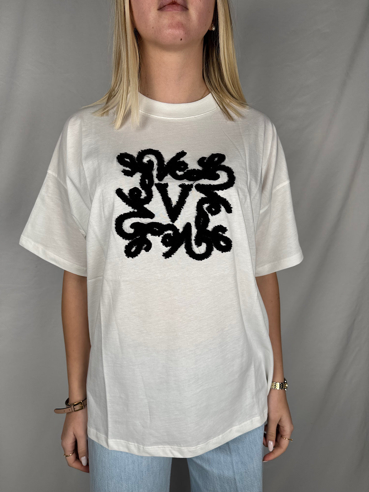 T-Shirt con Ricamo Nero Vicolo