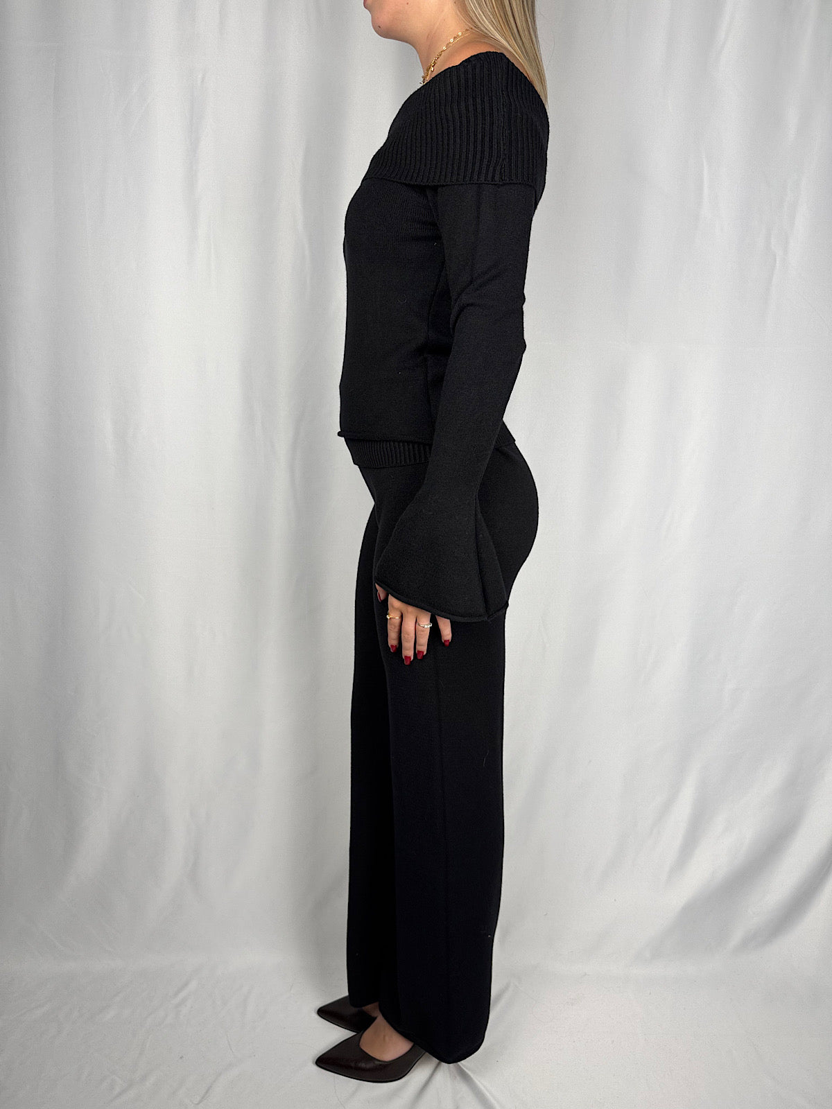 Completo in Maglia con Scollo Bardot Nero Armonia