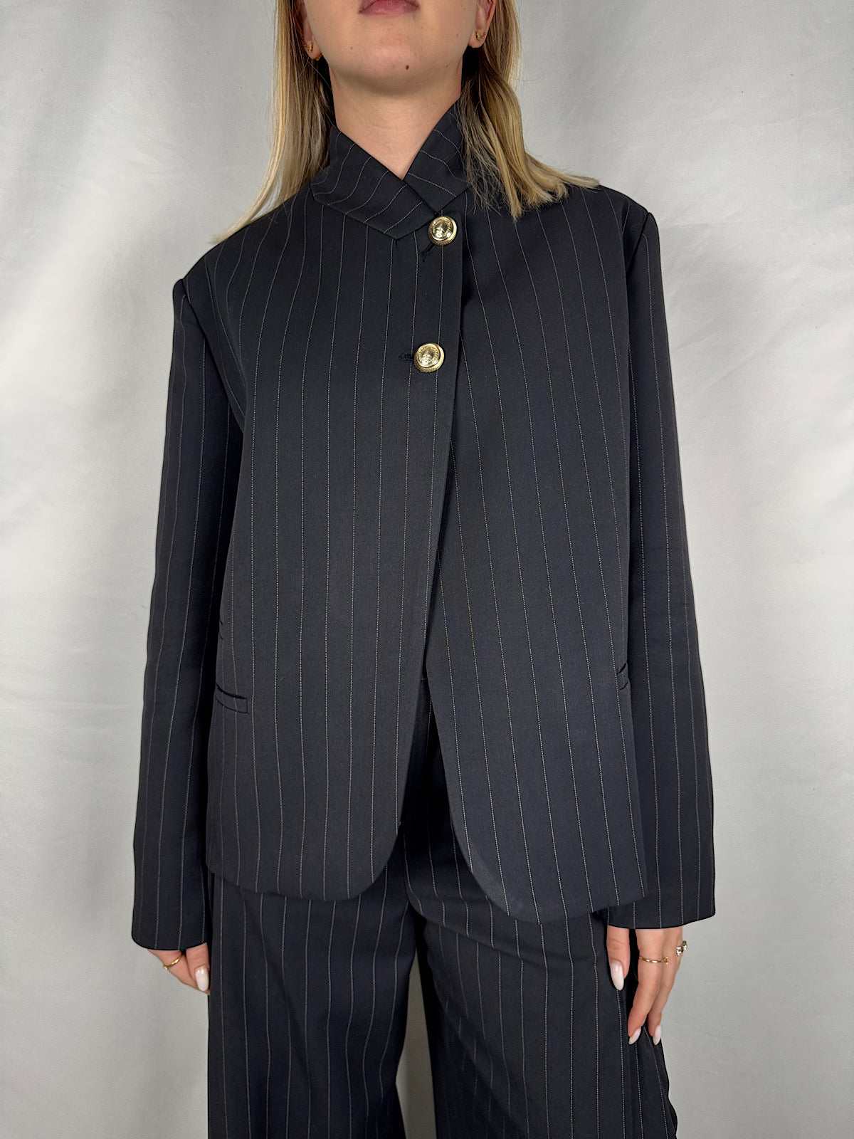 Giacca  Gessata Collo Alto Bottoni Araldici Blu Vicolo