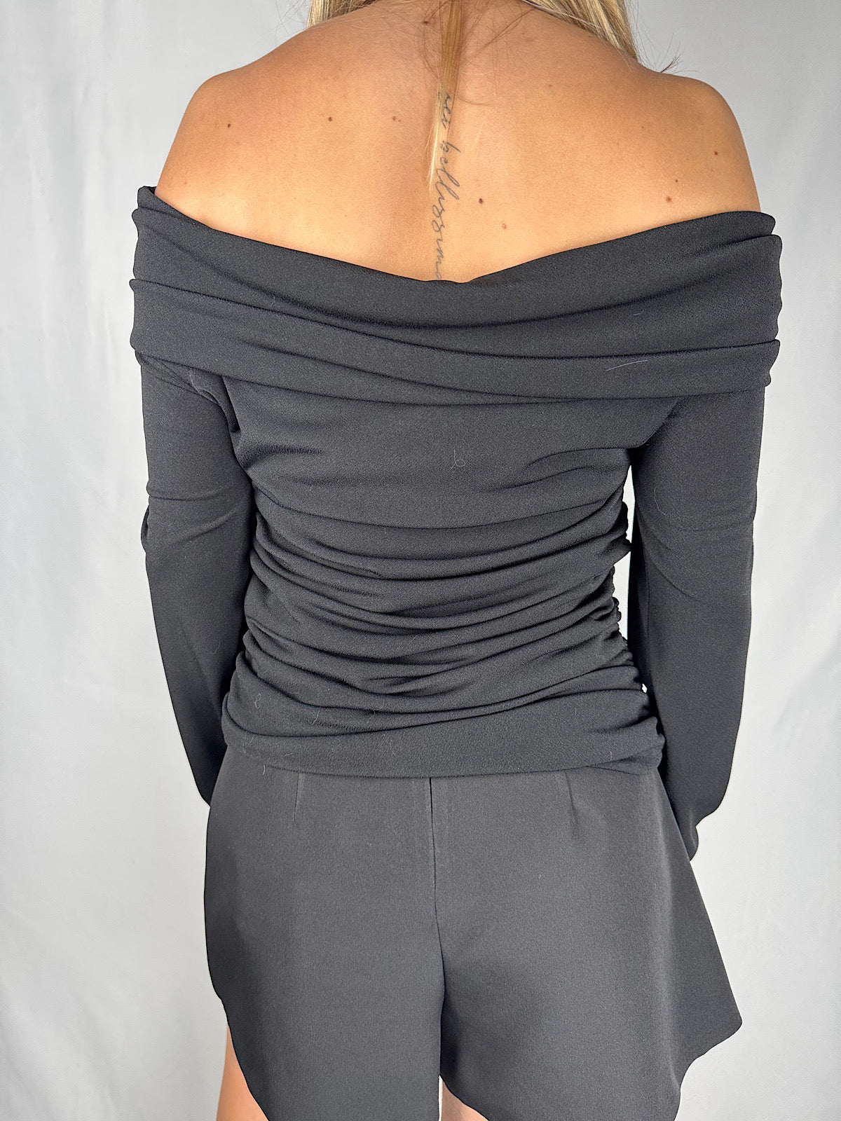 Maglia Scollo Bardot Arricciata Nera Vicolo