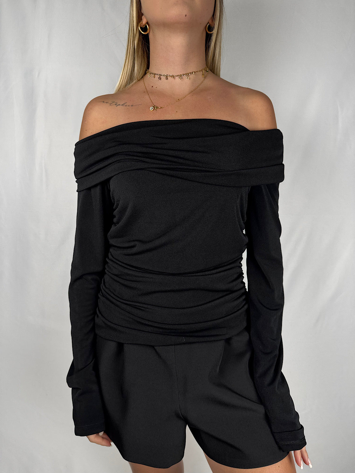 Maglia Scollo Bardot Arricciata Nera Vicolo