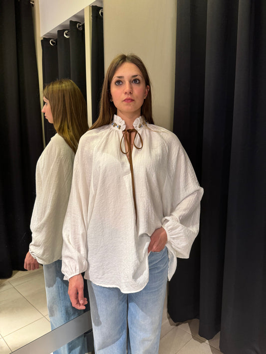 Camicia Bianca Con Collo Decorato E Fiocco Caucciù