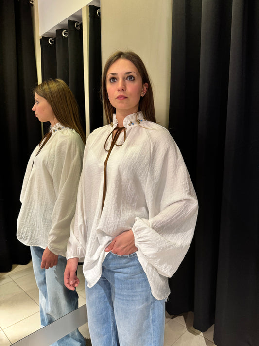 Camicia Bianca Con Collo Decorato E Fiocco Caucciù