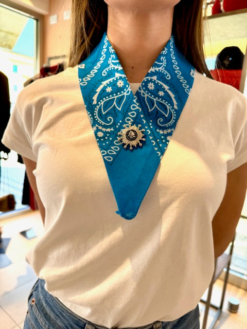 T-Shirt con Bandana e Spilla Bianca