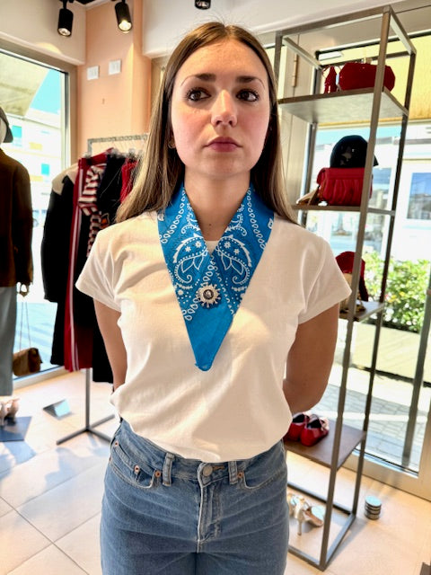 T-Shirt con Bandana e Spilla Bianca