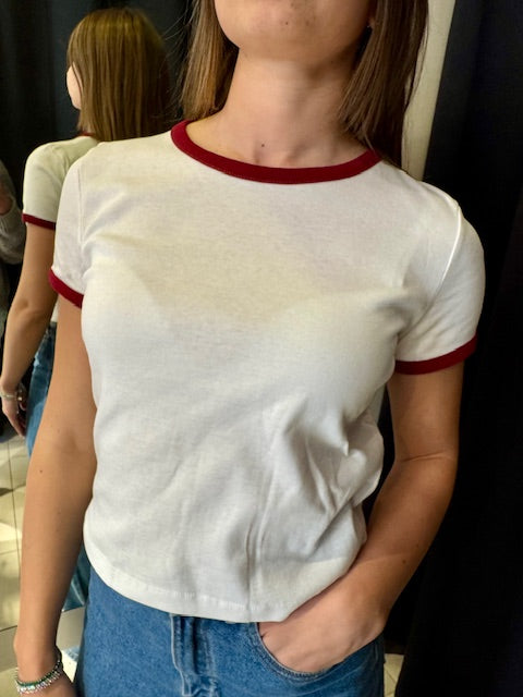 T-Shirt Cropped Bianca Con Bordi Bordeaux