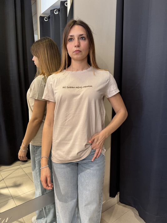 T-Shirt Beige Con Ricamo "Più Sabbia Meno Drammi"