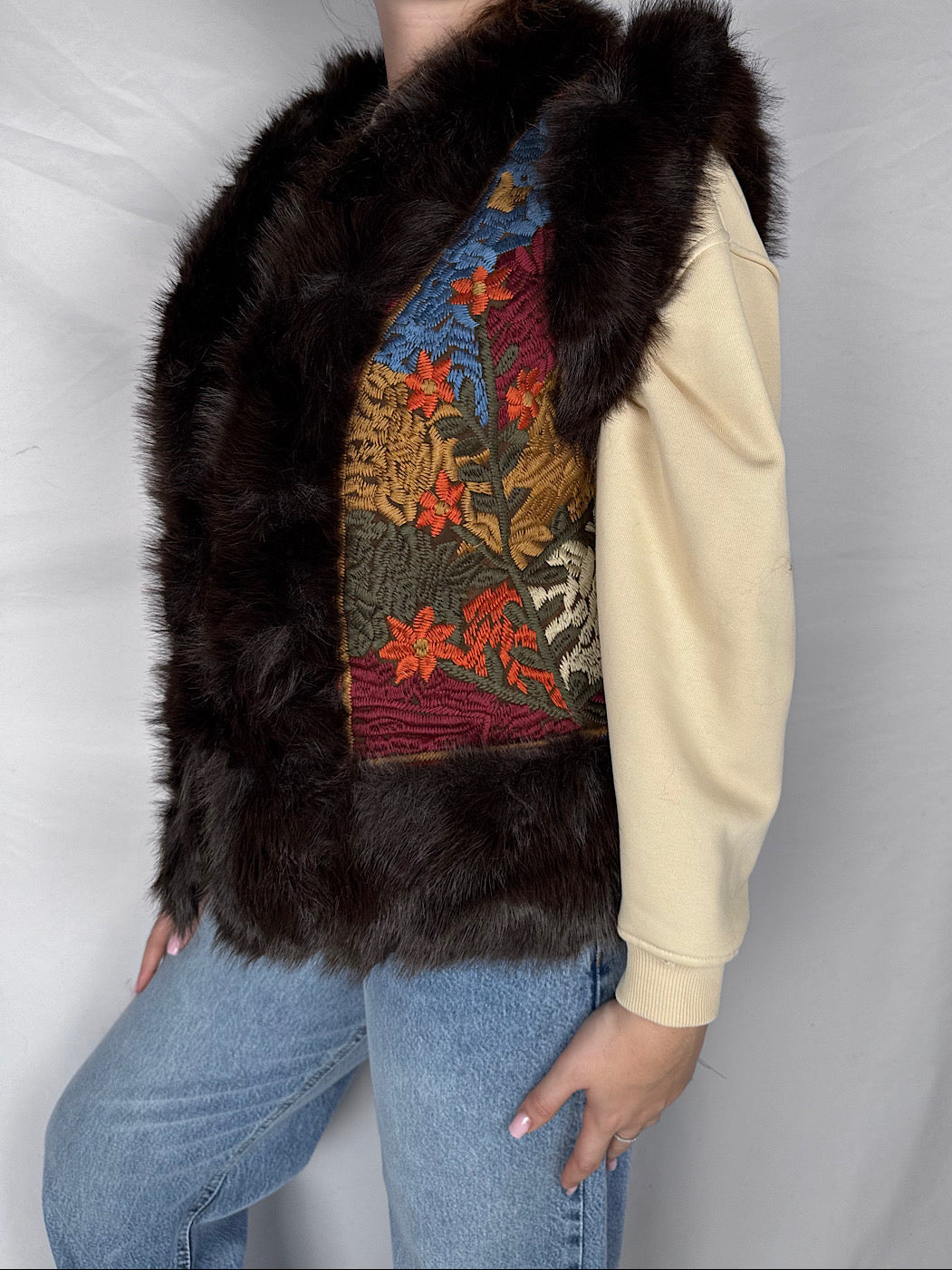 Gilet Etnico Eco -pelliccia con Ricamo Armonia Moro