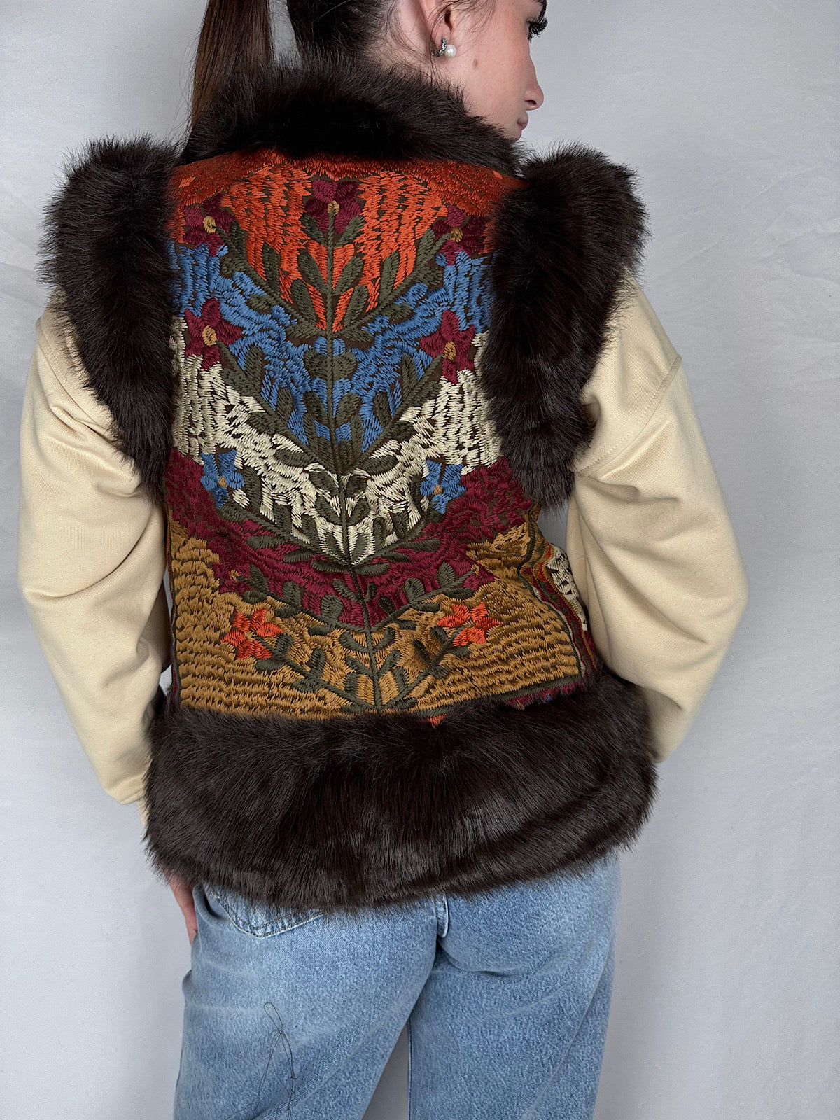 Gilet Etnico Eco -pelliccia con Ricamo Armonia Moro