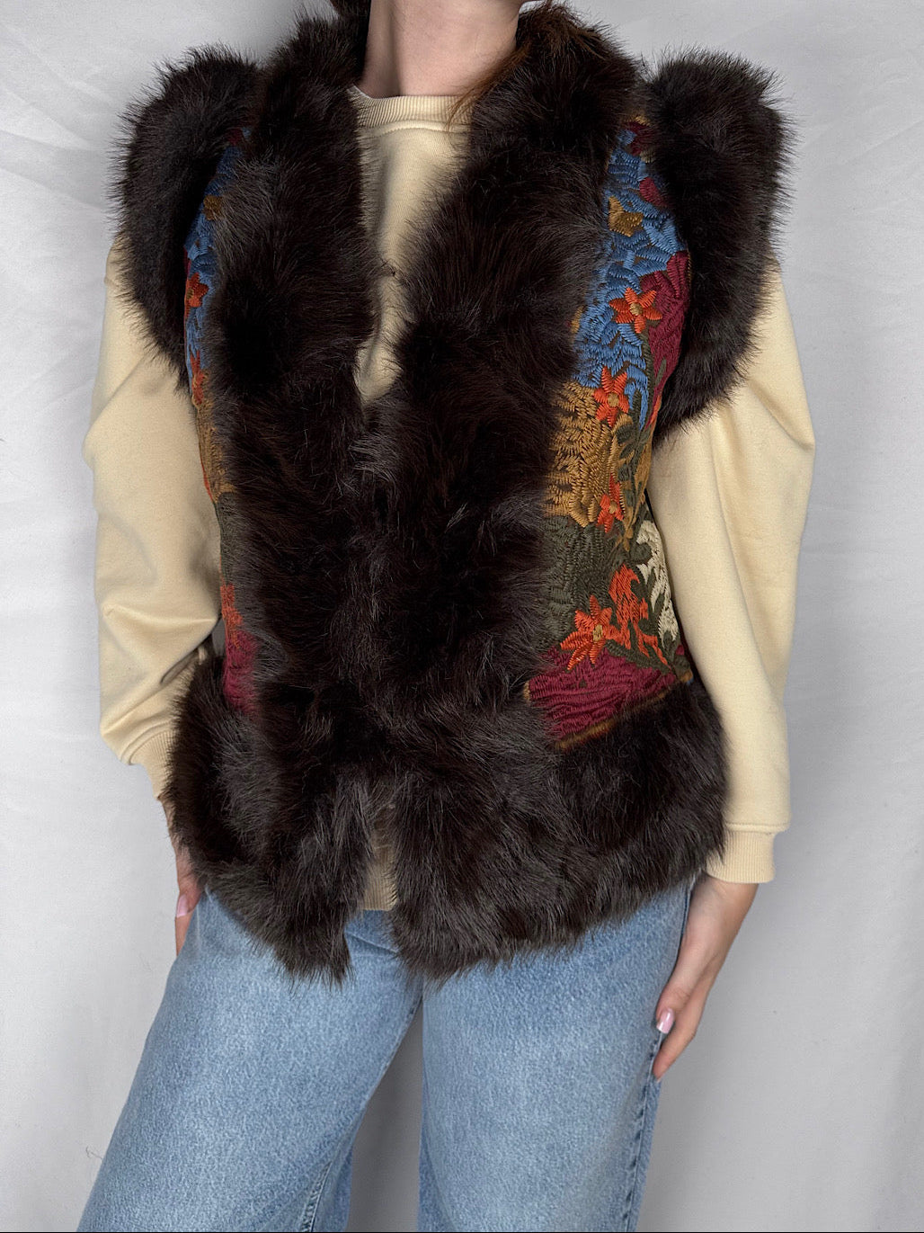 Gilet Etnico Eco -pelliccia con Ricamo Armonia Moro