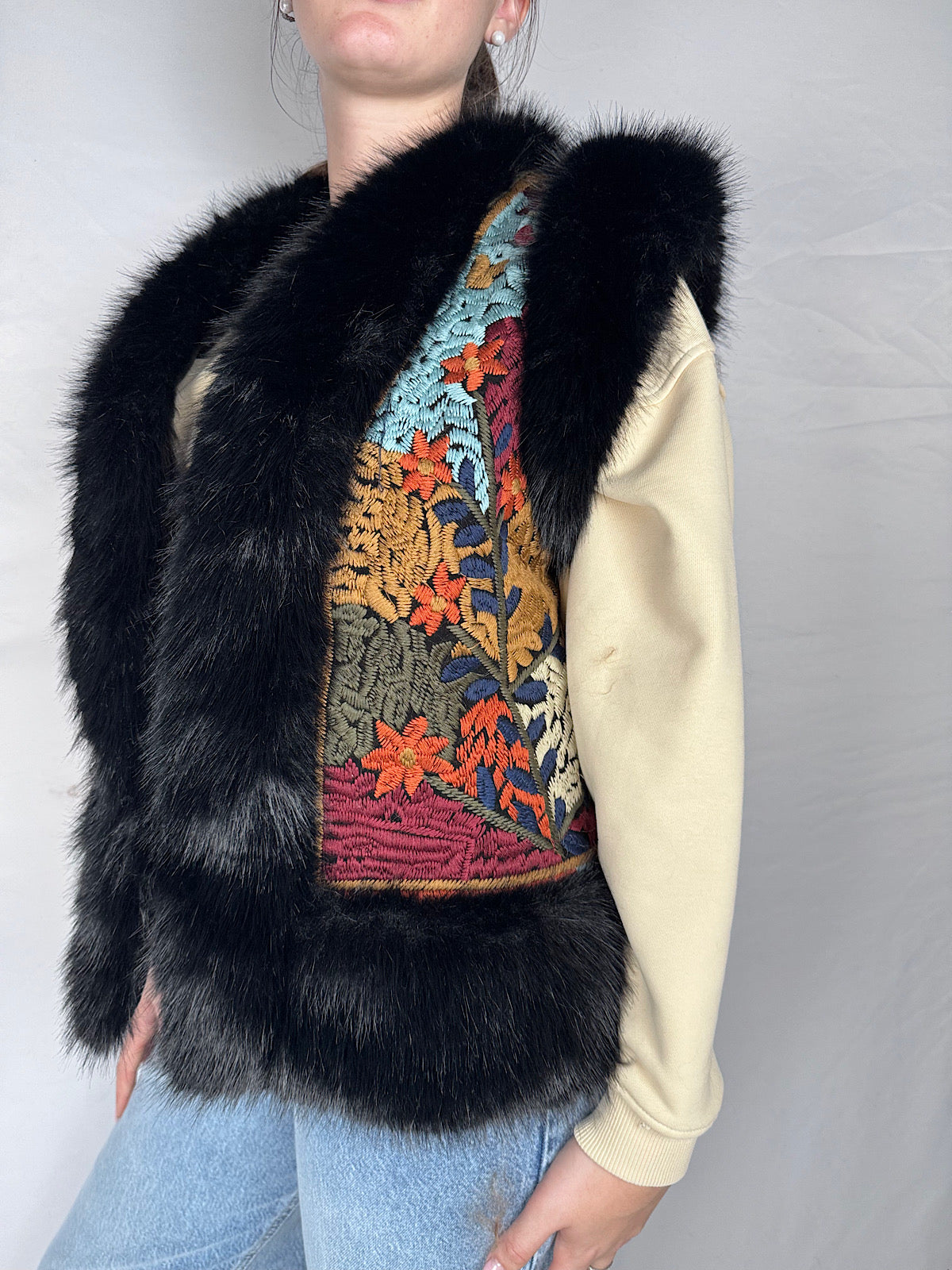 Gilet Etnico Eco -pelliccia con Ricamo Armonia Nera