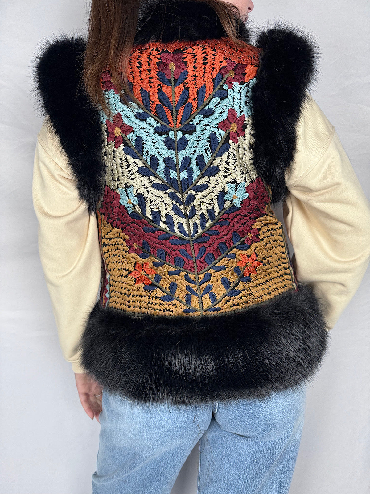 Gilet Etnico Eco -pelliccia con Ricamo Armonia Nera