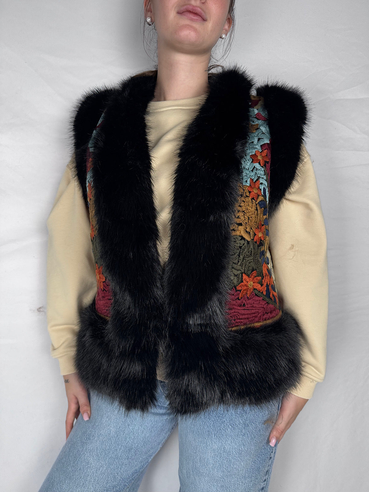 Gilet Etnico Eco -pelliccia con Ricamo Armonia Nera
