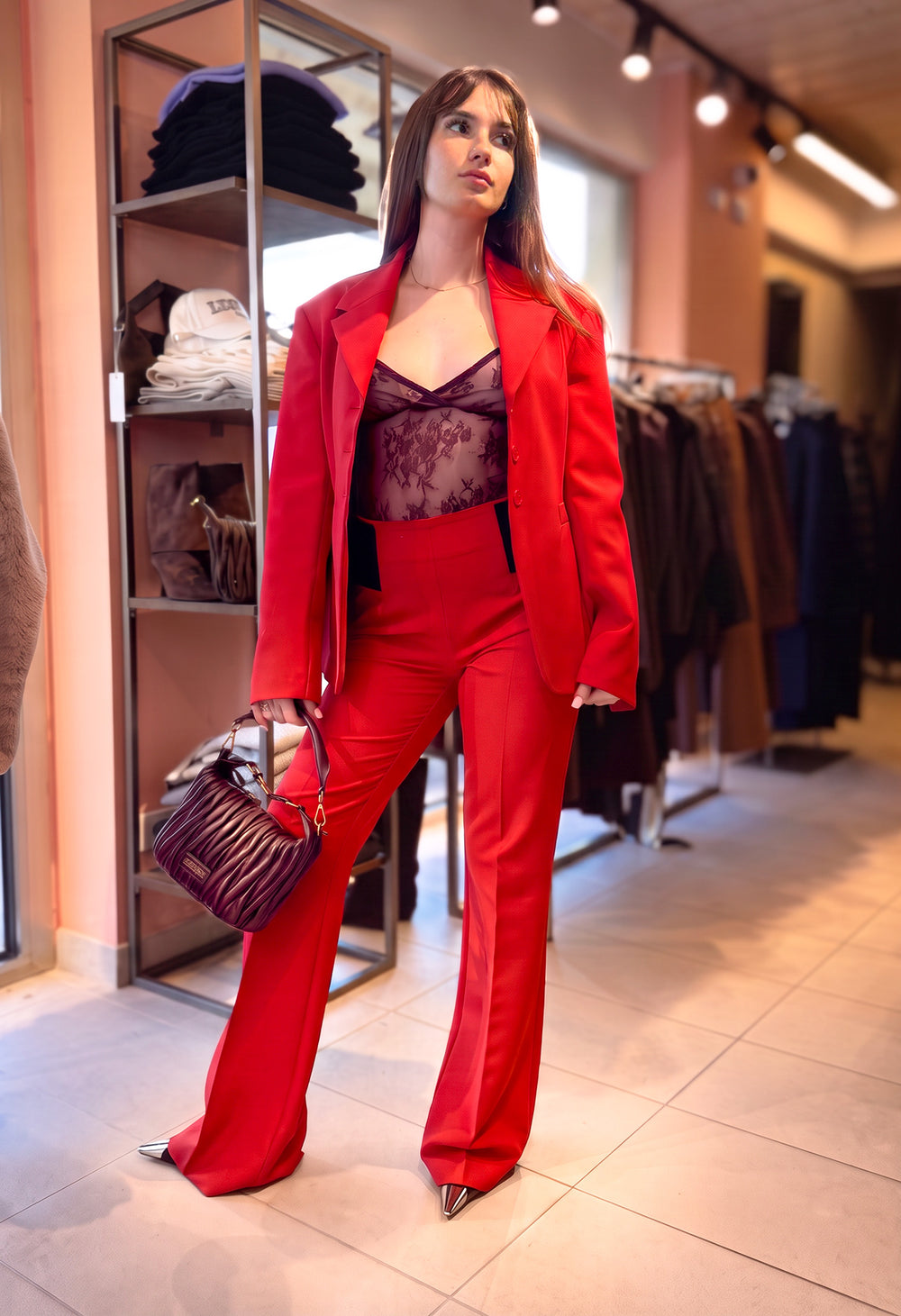 Modella con l'outfit completo